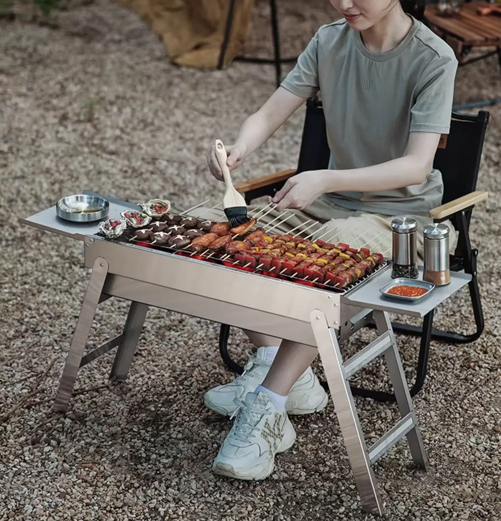 Minimalistische opvouwbare houtskoolbarbecue