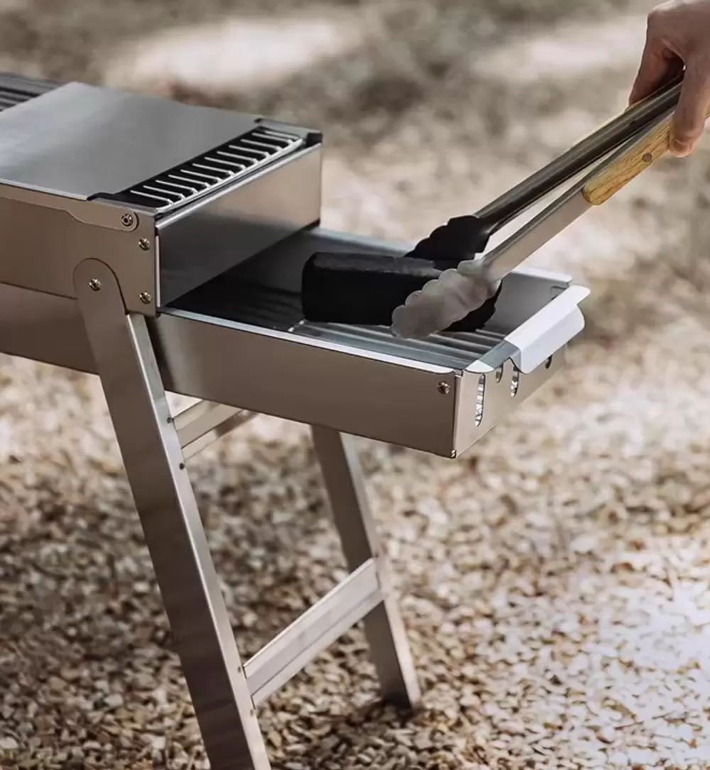 Minimalistische opvouwbare houtskoolbarbecue