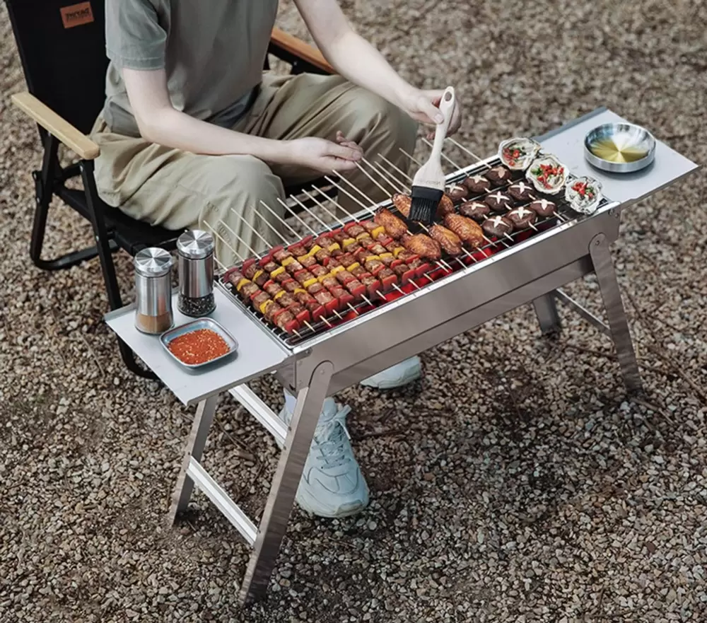 Minimalistische opvouwbare houtskoolbarbecue