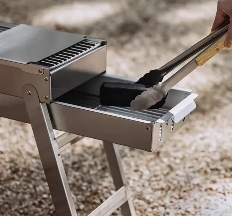 Opvouwbare houtskoolgrills met minimalistisch frame Opvouwbare houtskoolgrills met minimalistisch frame