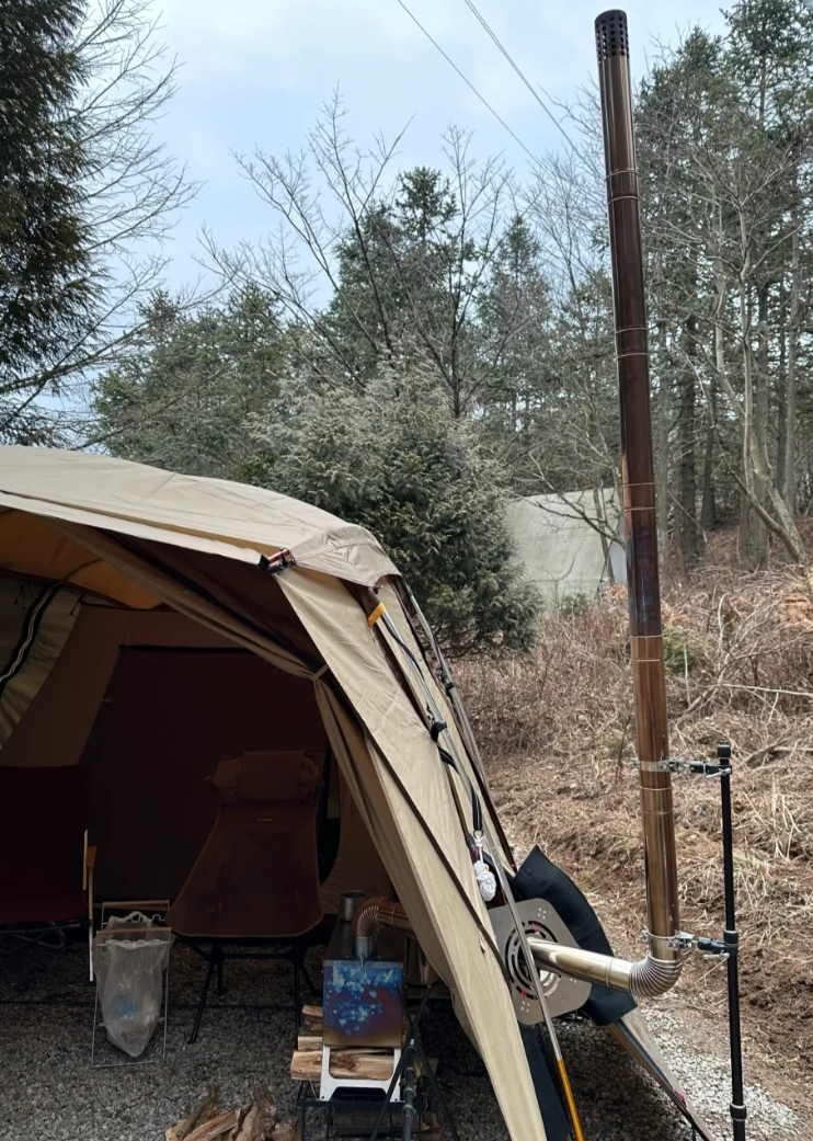 Hoe je een rookkanaal op een tentkachel van canvas installeert