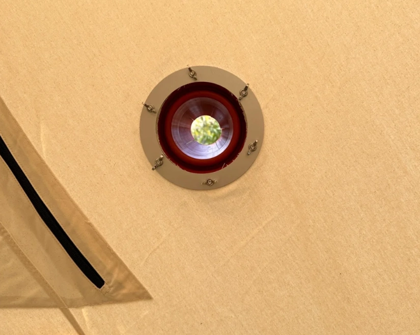 Hoe je een rookkanaal op een tentkachel van canvas installeert