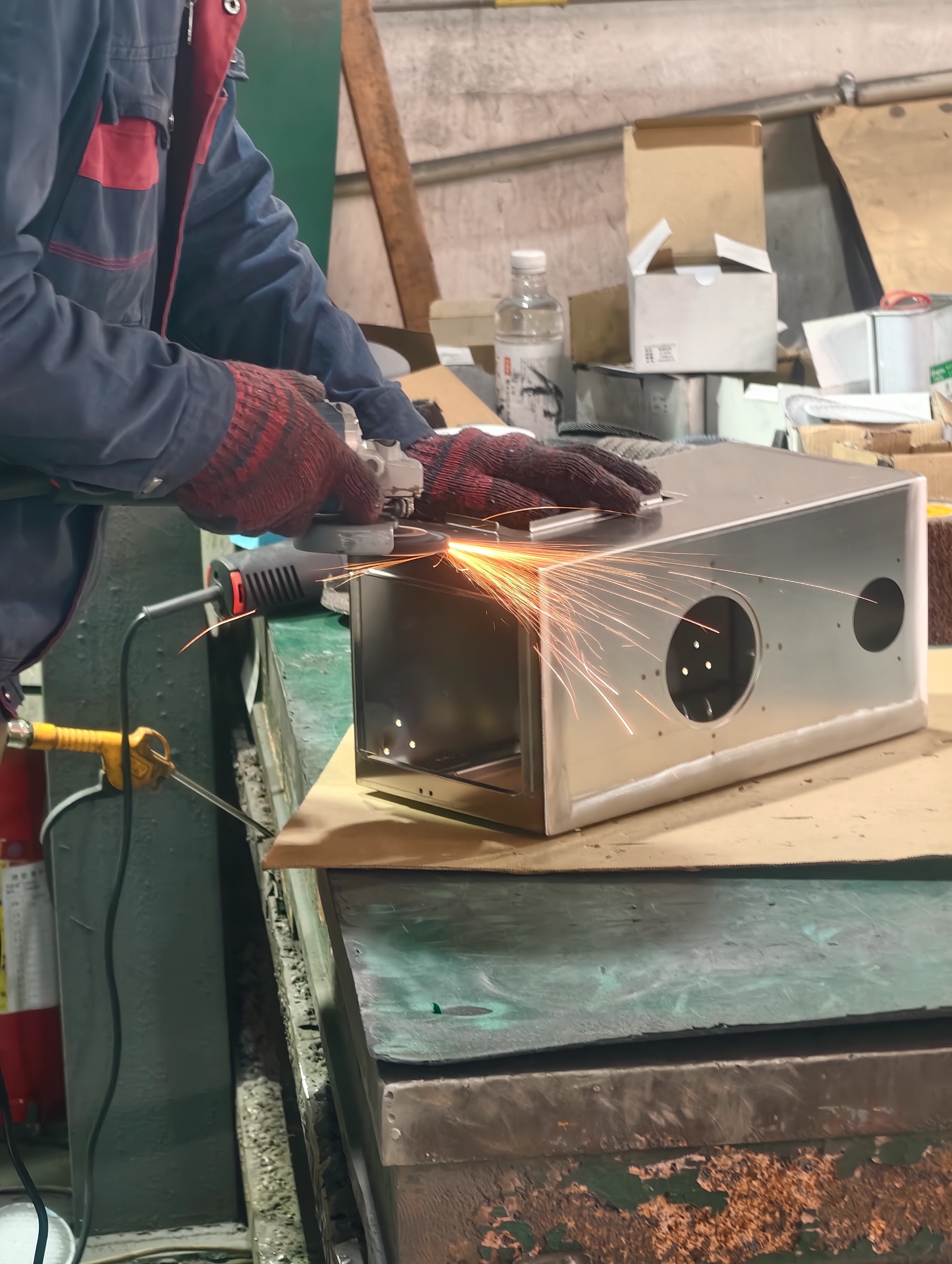 INBESTCAMP maakt een partij tentkachels van roestvrij staal 304 op maat voor een Iraakse klant INBESTCAMP maakt een partij tentkachels van roestvrij staal 304 op maat voor een Iraakse klant