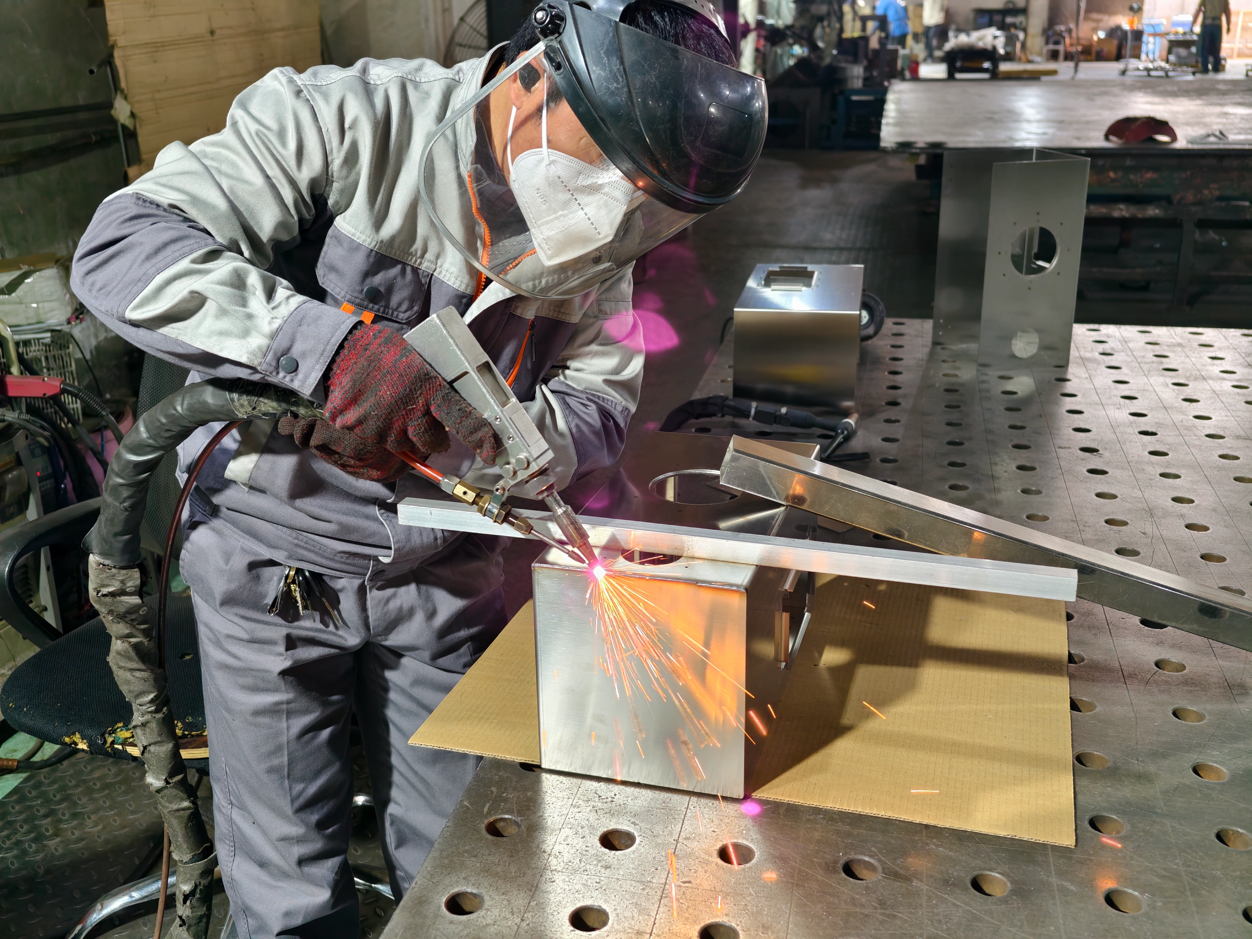 INBESTCAMP maakt een partij tentkachels van roestvrij staal 304 op maat voor een Iraakse klant INBESTCAMP maakt een partij tentkachels van roestvrij staal 304 op maat voor een Iraakse klant