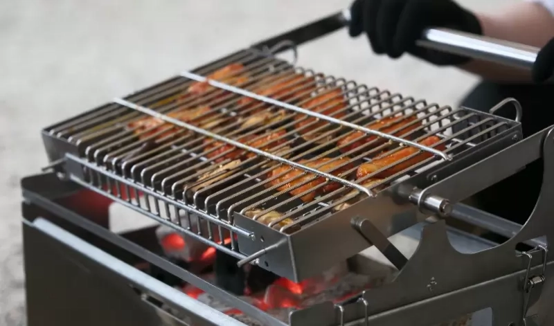 Lichtgewicht draaibare campinggrill voor outdoorliefhebbers: roestvrij staal en eenvoudig op te zetten.