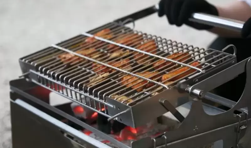 Draagbare, draaibare barbecuegrill, OEM-productie voor wereldwijde merken van kampeerproducten.